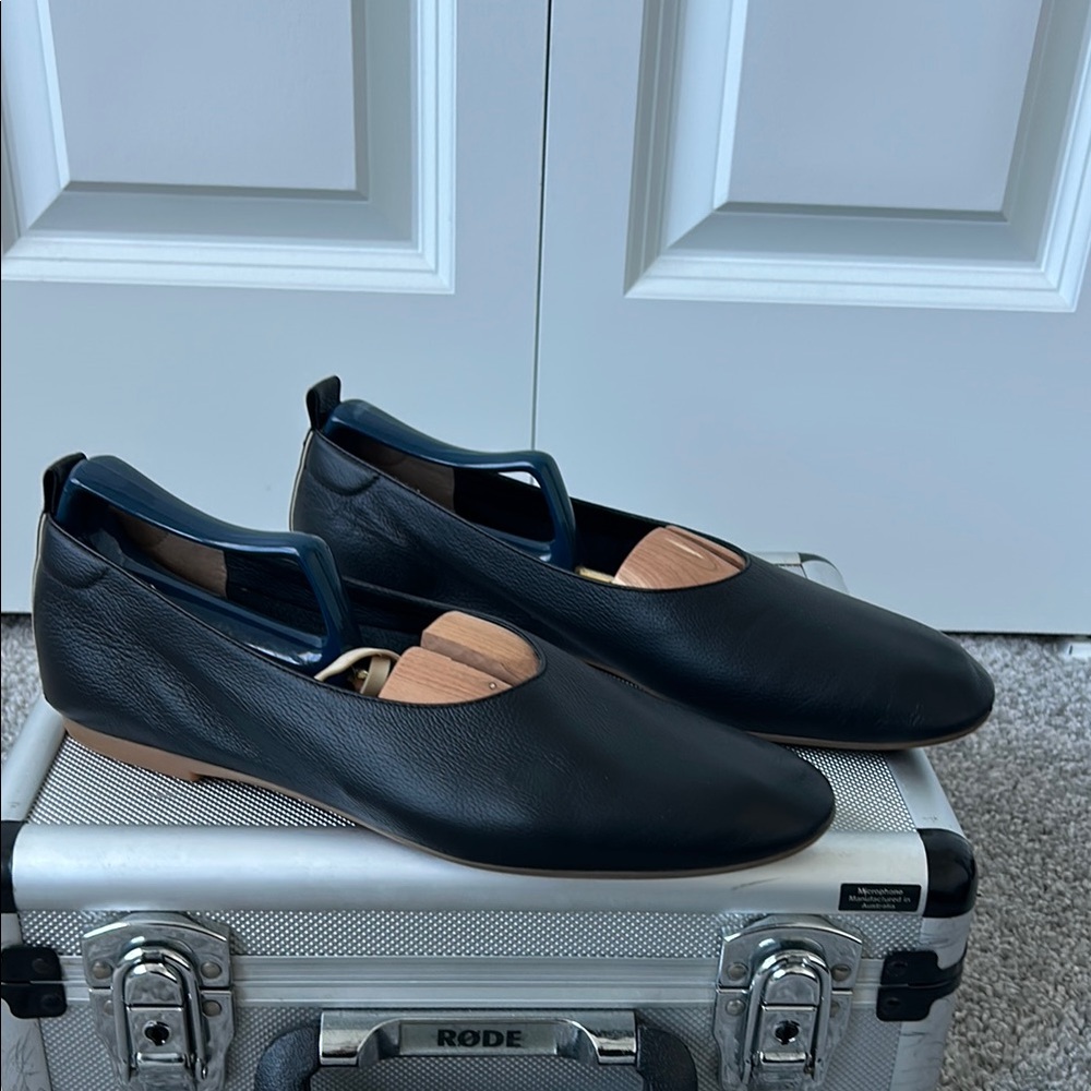 Everlane Elegant Black Leather Women's‎ Flats. The Day Glove.